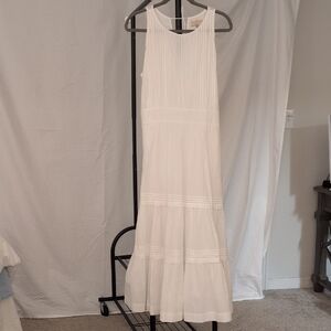 Elegant White Sleeveless Dress